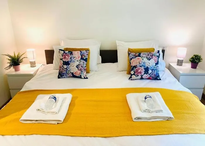 Bright And Airy 3 Bedroom With Terrace&parking Apartamento